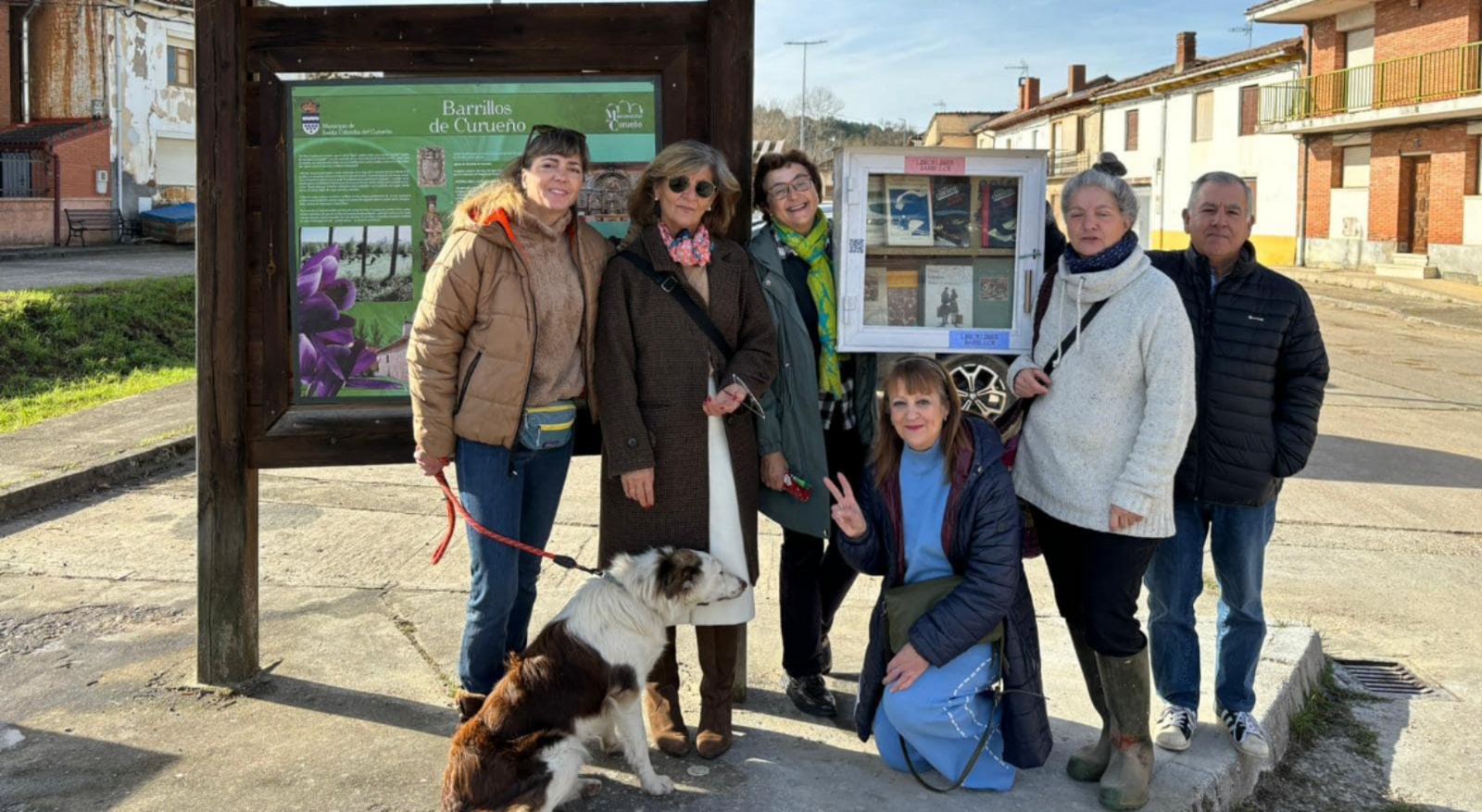 La casita de Libros Libres posicionada en la pedanía de Barrillos de Curueño junto a algunos de sus vecinos. | L.N.C.