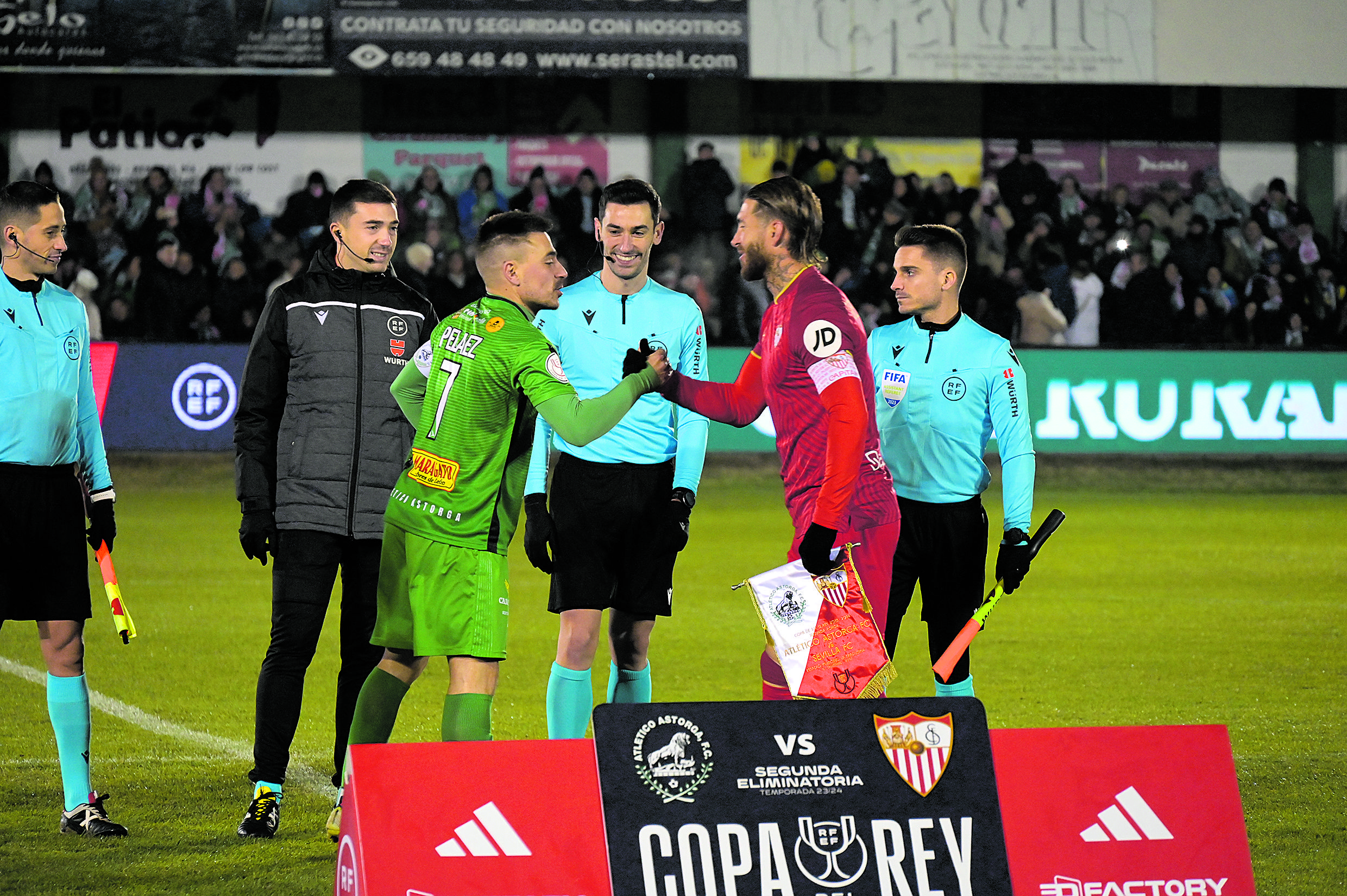 Diego Peláez se saluda con Ramos durante el encuentro de Copa del Rey frente al Sevilla. | MAURICIO PEÑA