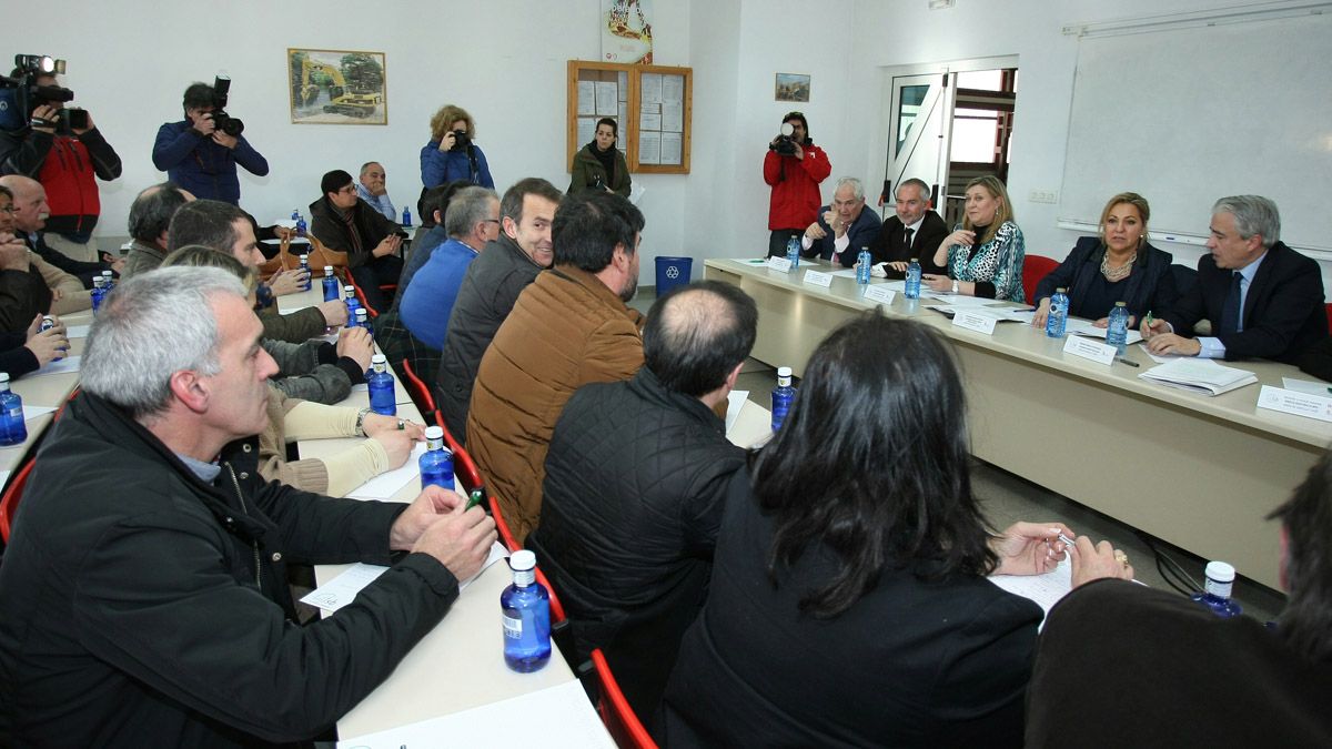 Rosa Valdeón y Pilar del Olmo, durante la reunión en el Bierzo con alcaldes de municipios mineros. | CÉSAR SÁNCHEZ (ICAL)