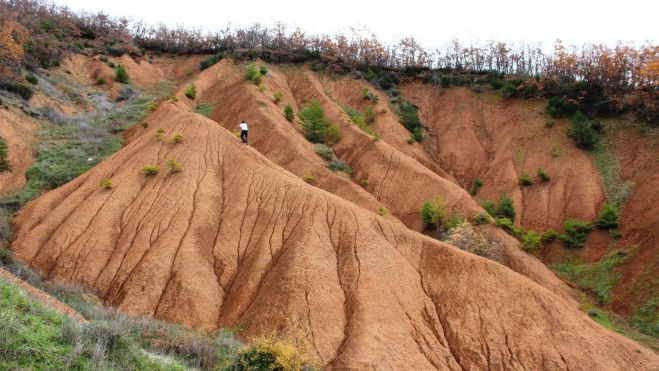 Paraje de Carrales, donde se observa uno de los puntos de interés geomorfológico señalado en el itinerario del recorrido. Paraje de Carrales, donde se observa uno de los puntos de interés geomorfológico señalado en el itinerario del recorrido.