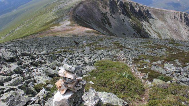 Tramo de ascenso desde la cabecera del valle glacial de Peña Bellosa hasta la cumbre de El Teleno. Tramo de ascenso desde la cabecera del valle glacial de Peña Bellosa hasta la cumbre de El Teleno.