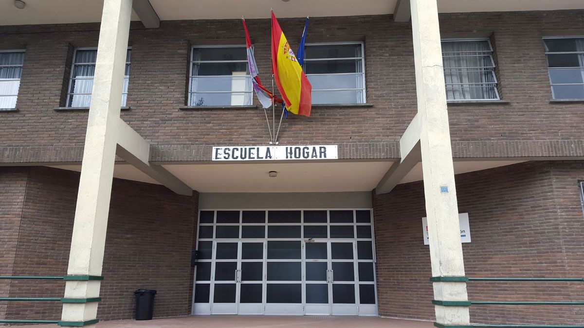 Entrada principal de la Escuela Hogar de Ponferrada, un edificio con múltiples deficiencias. | L. N. C.