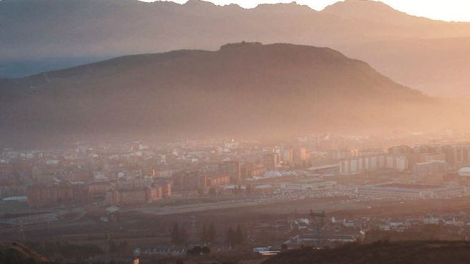Silueta del monte Pajariel desde el Montecastro, con los últimos rayos de sol iluminando la ciudad de Ponferrada. Silueta del monte Pajariel desde el Montecastro, con los últimos rayos de sol iluminando la ciudad de Ponferrada.