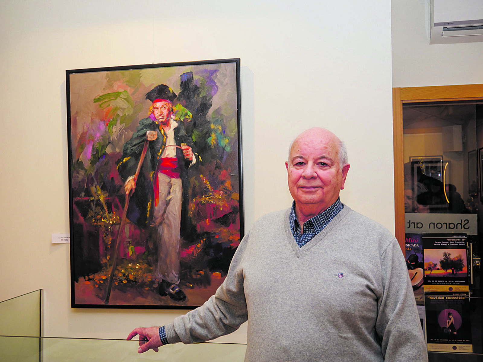 El artista Indalecio Sobrino posa ante el retrato de Long John Silver de la versión clásica de ‘La isla del tesoro’. | VICENTE GARCÍA