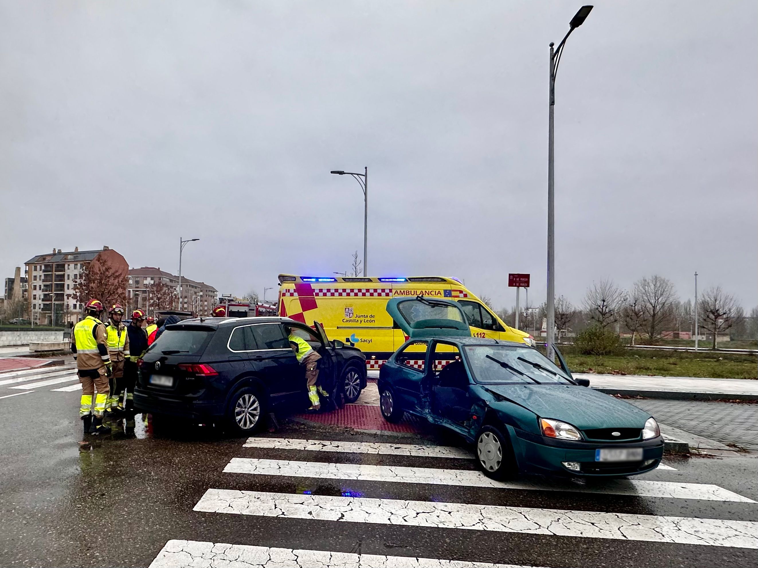 Estado de los vehículos tras el accidente. | BOMBEROS AYTO. LEÓN