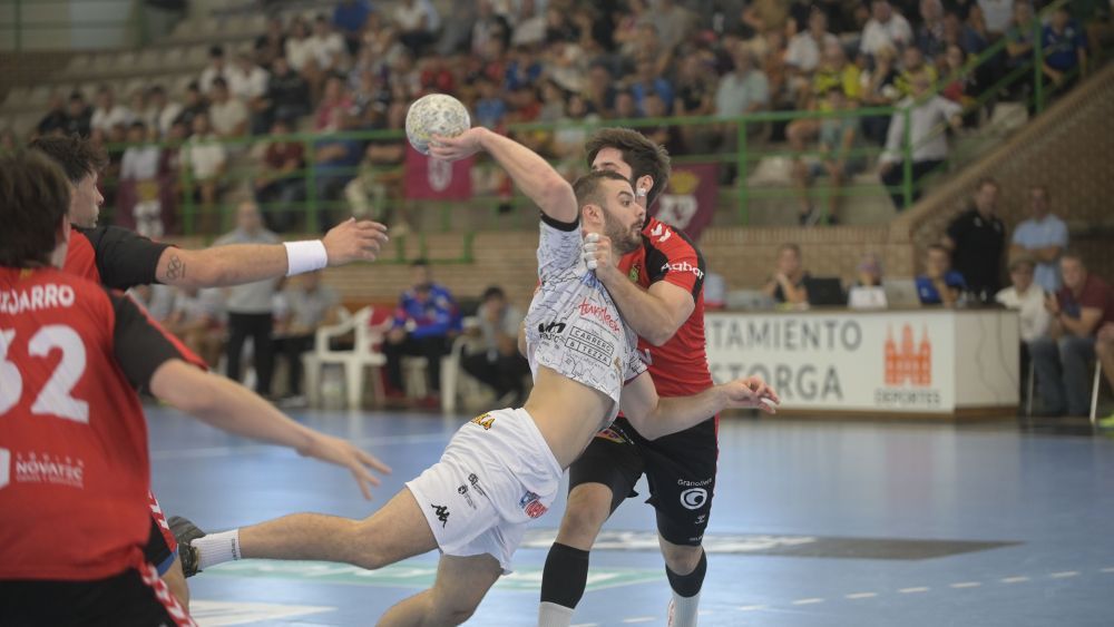 Milosavljevic lanza ante Granollers. | MAURICIO PEÑA