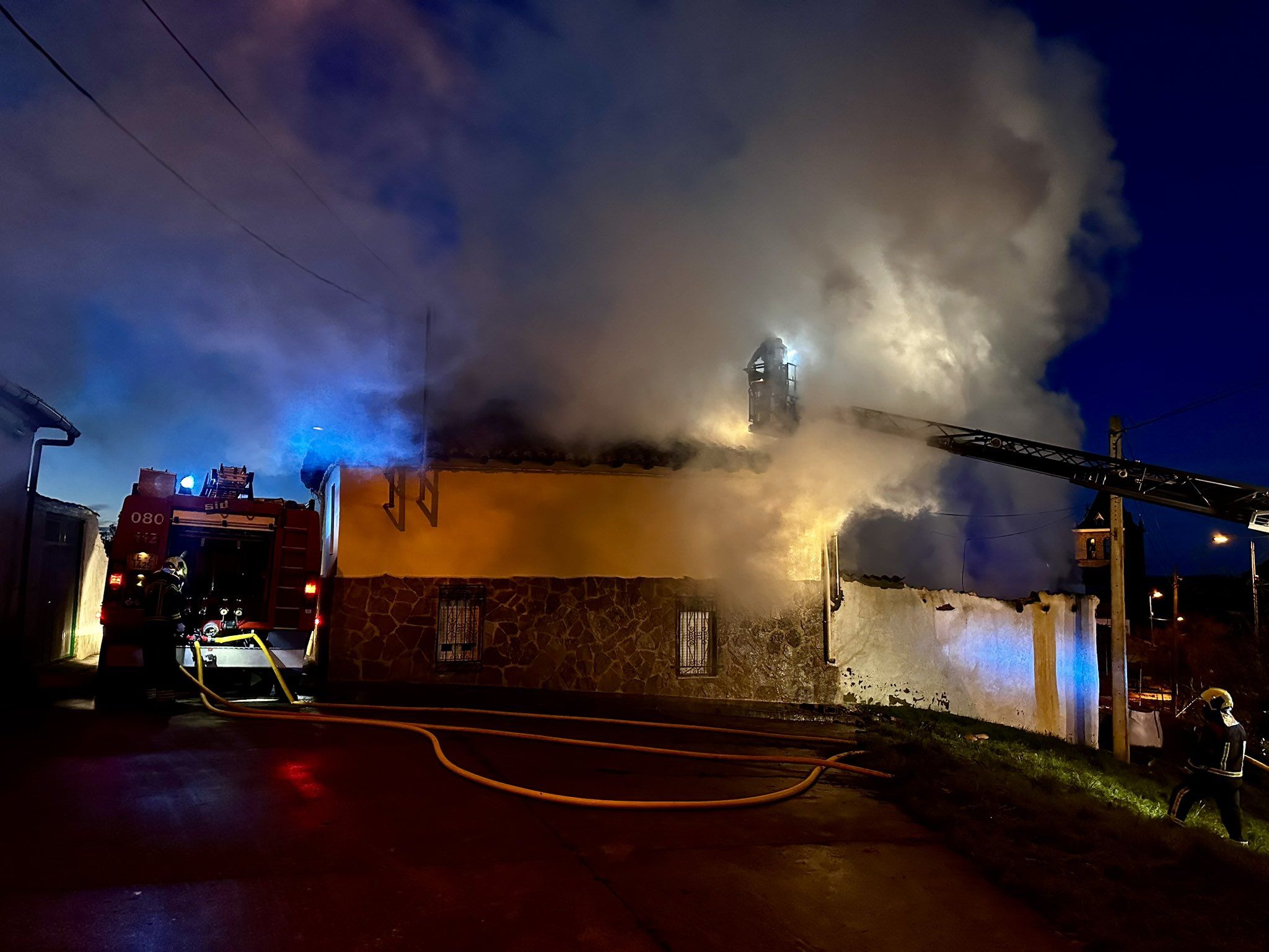 El incendio tuvo lugar en una vivienda en Cea. | BOMBEROS AYTO. LEÓN