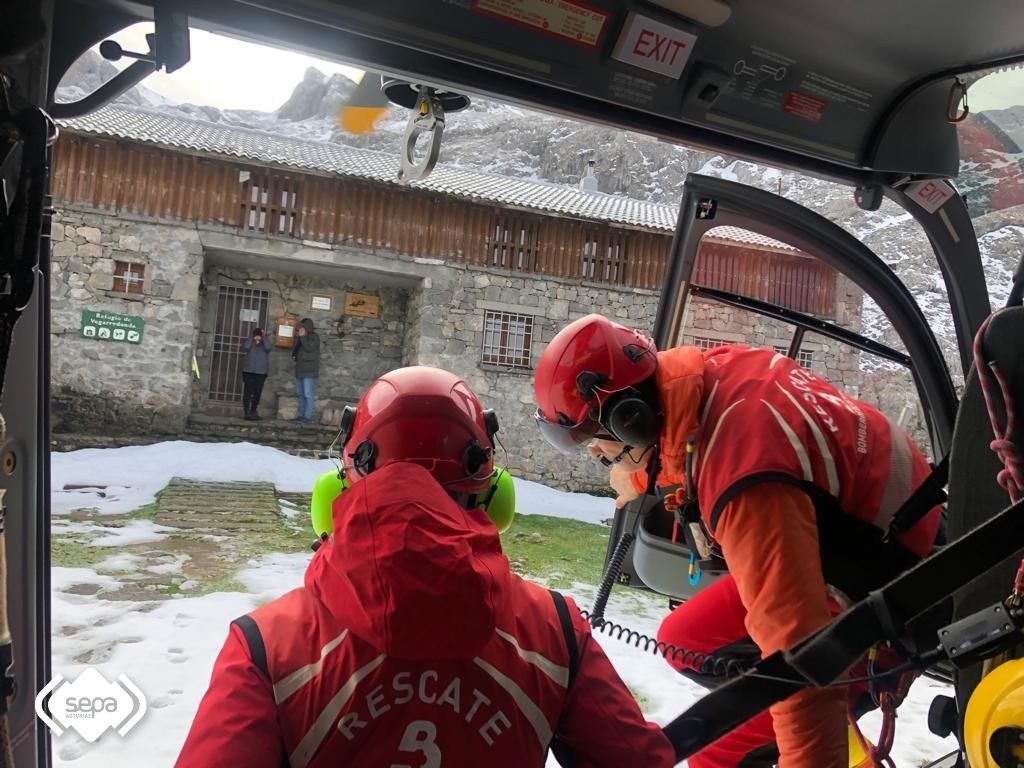 Momento de la llegada del equipo de rescate al refugio.
