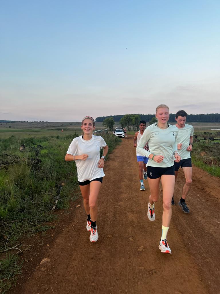 Marta García, a la izquierda, en uno de los entrenamientos en Sudáfrica.