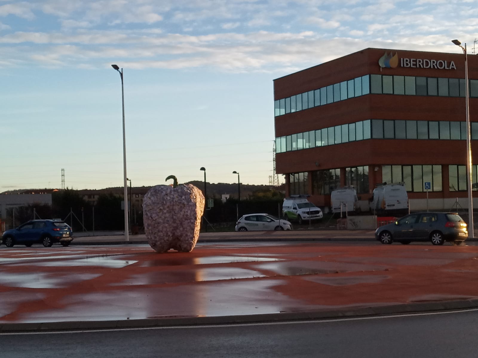 Una imagen de la escultura que ha aparecido en el entorno de la Universidad.