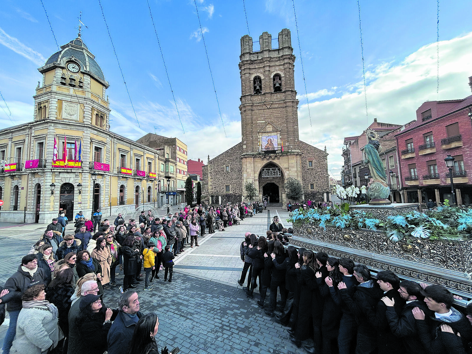 La talla de la Inmaculada fue llevada a hombros por los bañezanos. | ABAJO