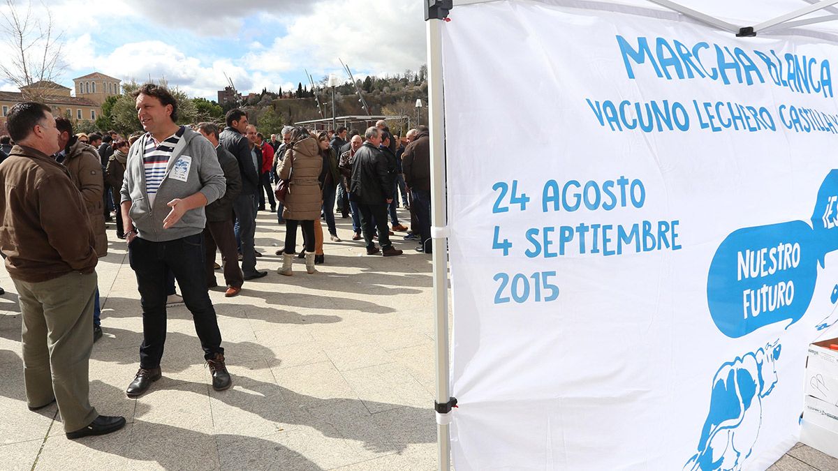 Las organizaciones agrarias de la Comunidad y las cooperativas se manifiestan para reclamar medidas ante la crisis que atraviesa el sector lácteo, en las Cortes de Castilla y León. | DIEGO DE MIGUEL (ICAL)