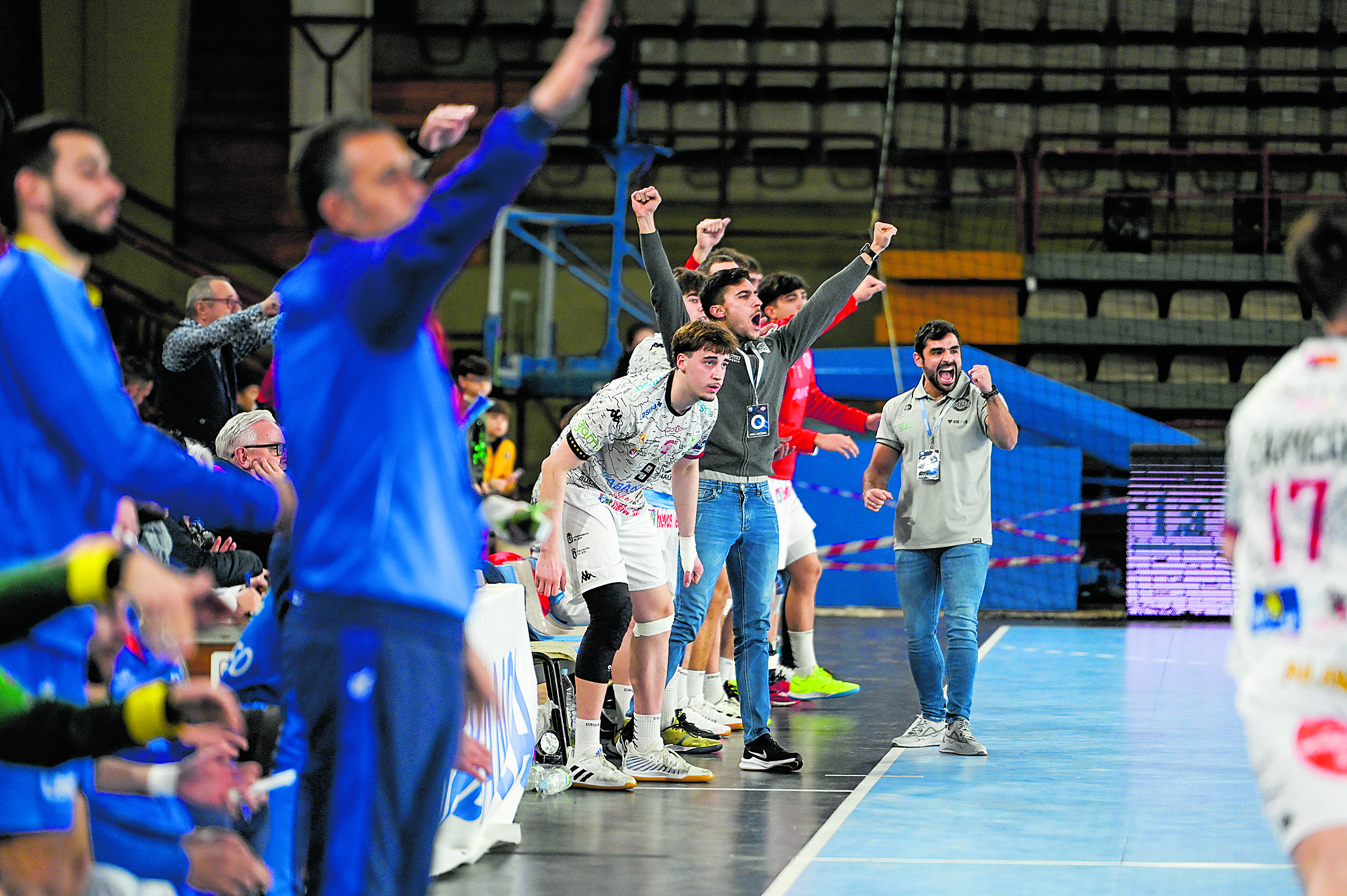 El banquillo del Ademar, con Luis Puertas ejerciendo de primer entrenador, celebra uno de los goles del Ademar. | SAÚL ARÉN