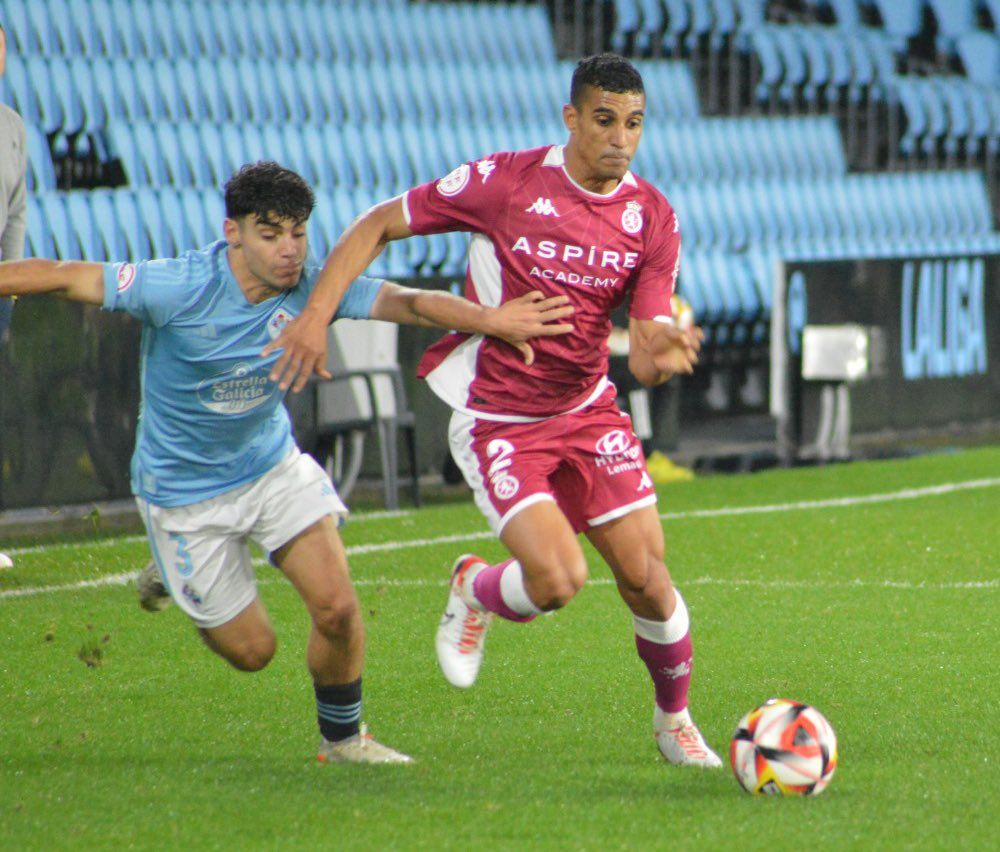Víctor García sube el balón ante la presión de un defensor delCelta B. | CYD