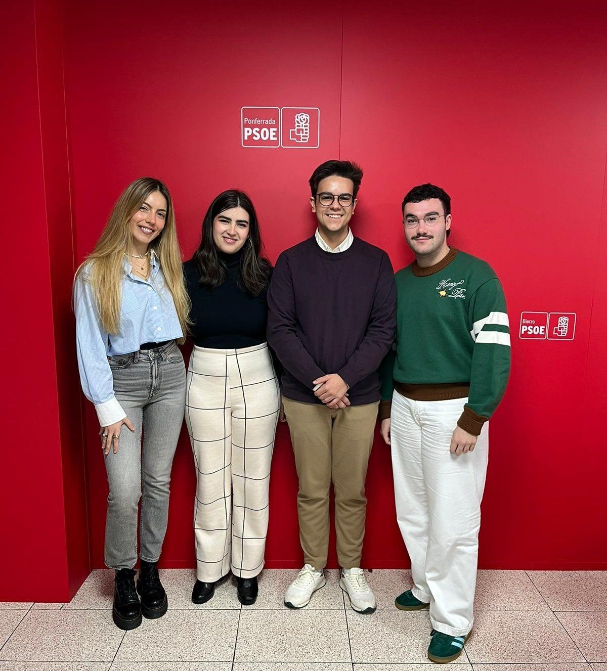 Foto de familia de la nueva directiva de las Juventudes Socialistas de Ponferrada.