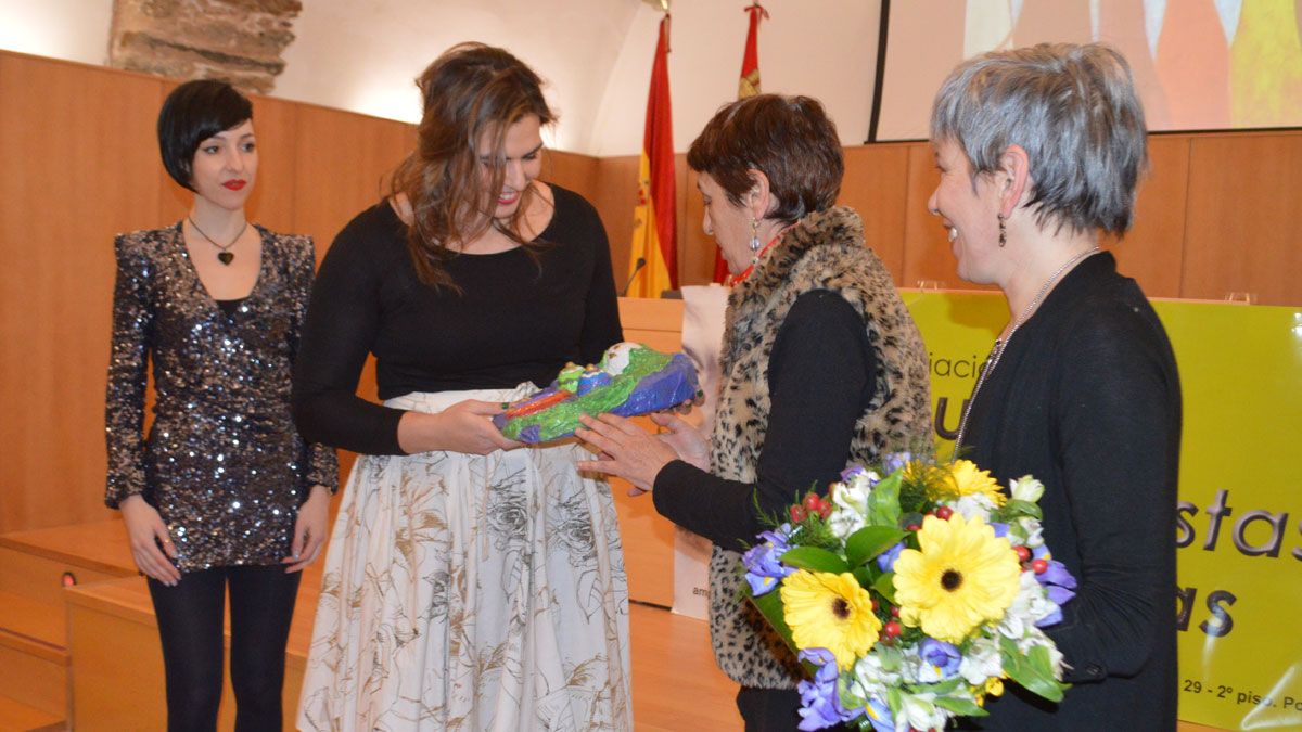 Sabina Asenjo recogió este martes el premio de la Asociación de Mujeres Progresistas del Bierzo. | L.N.C.