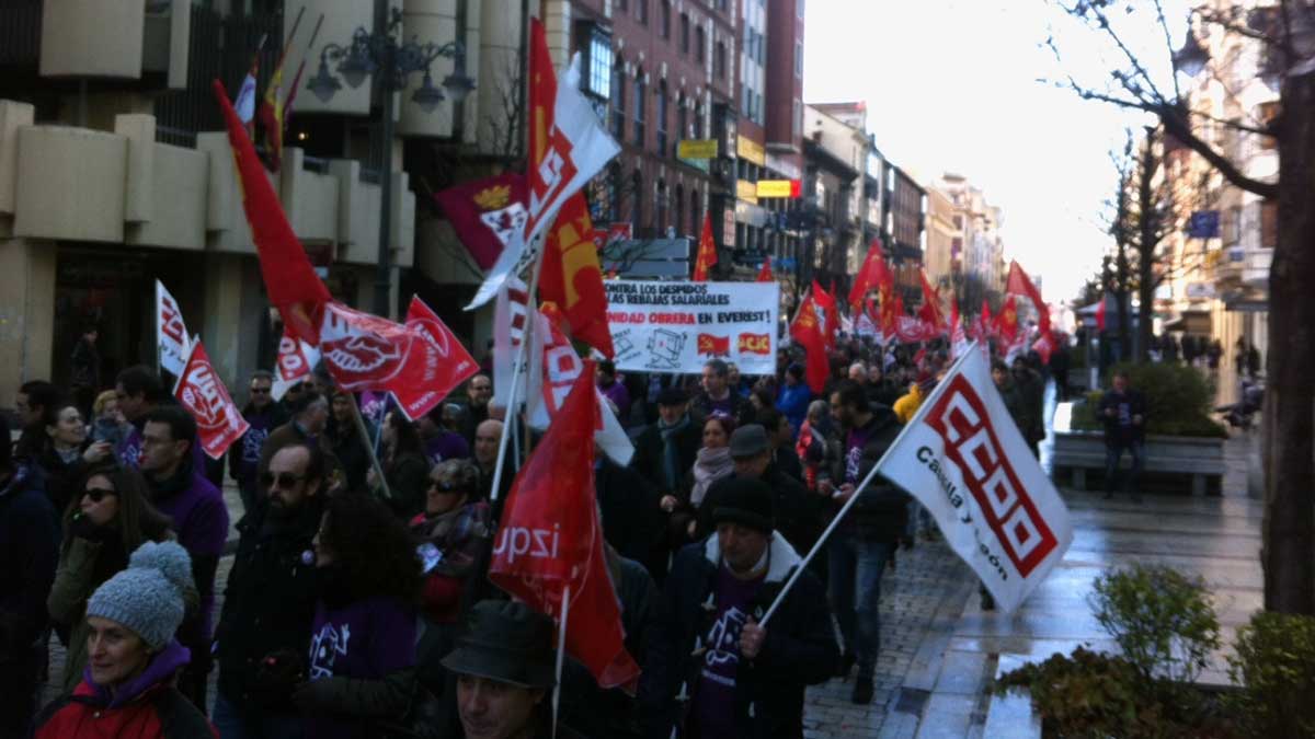 Imagen de la manifestación a su paso por Ordoño II. | D.L. MIRANTES