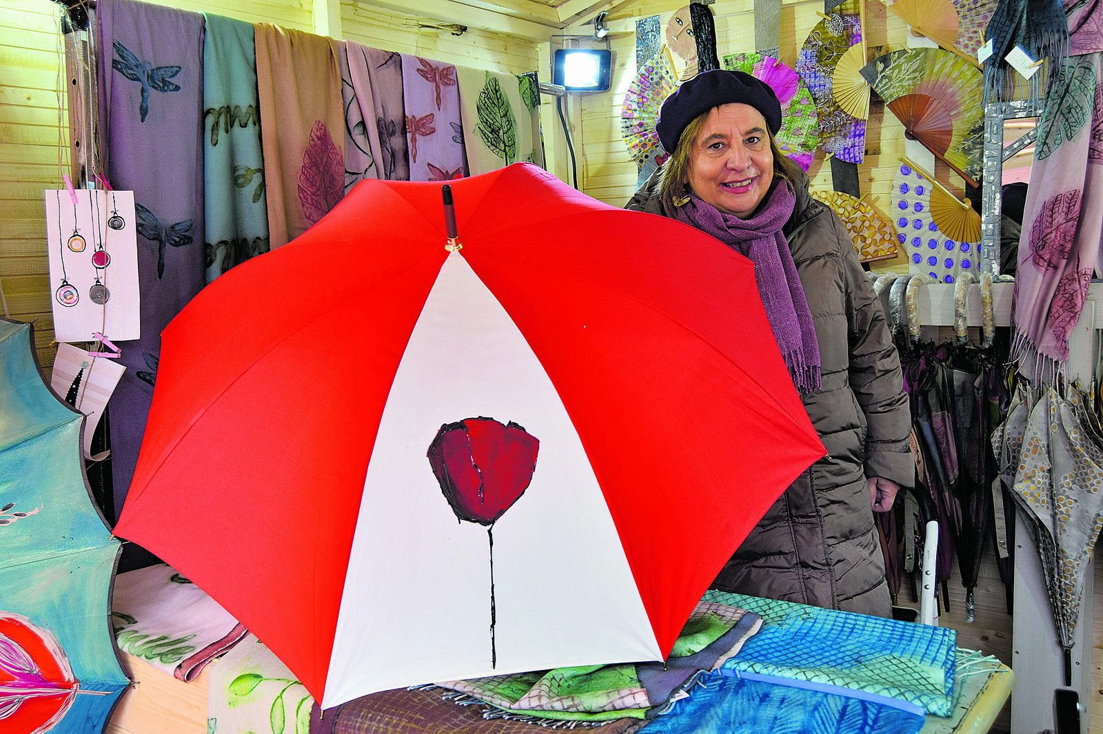 Isabel Redondo en su caseta de la feria de artesanía de León.