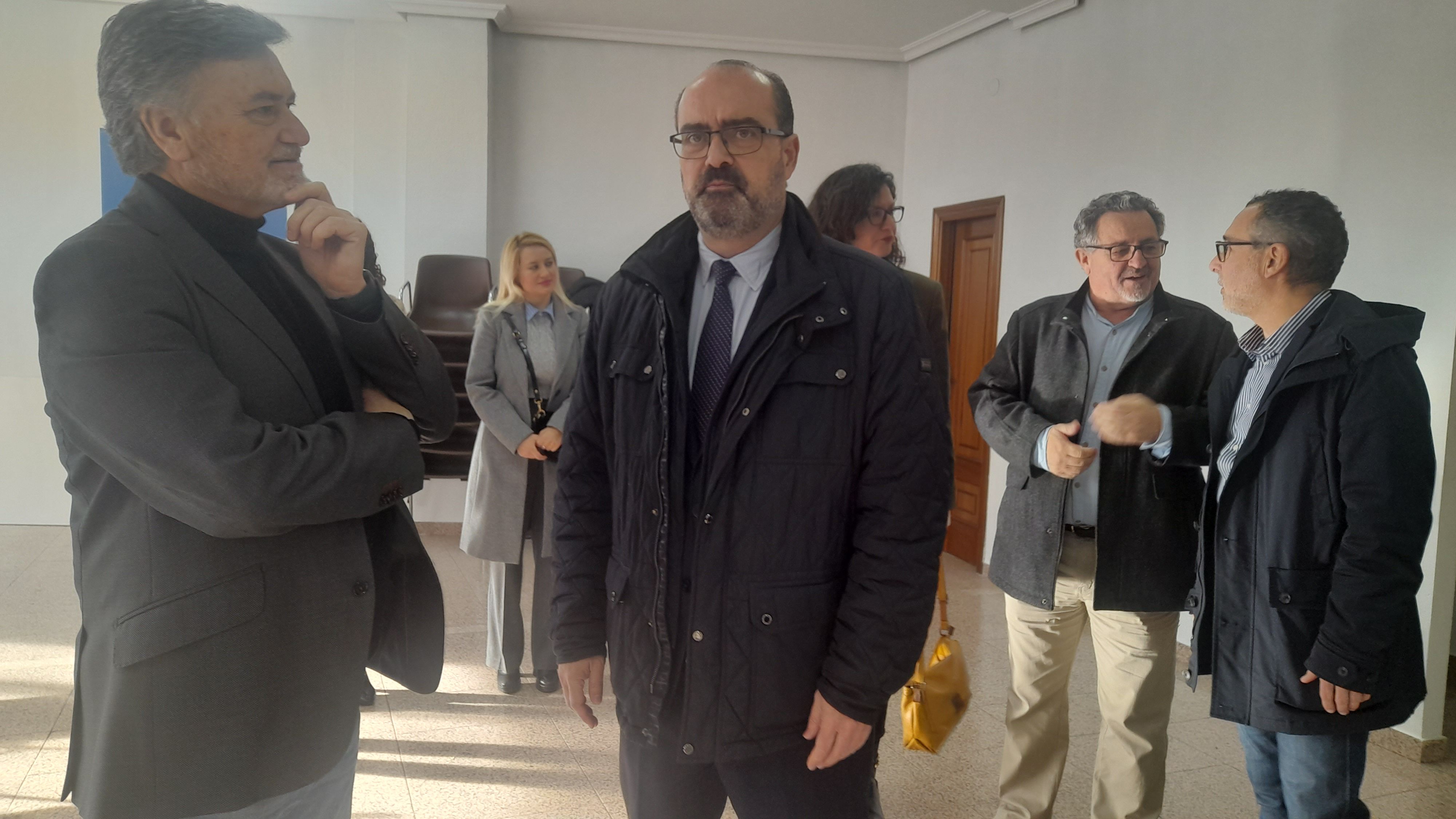 Francisco Vázquez con Marco Morala en la sede del PP de Ponferrada antes de reunirse. | MAR IGLESIAS