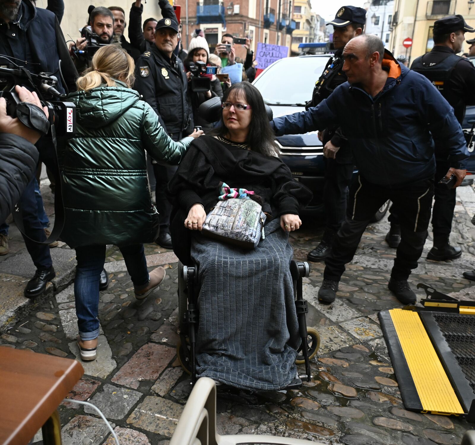 Raquel Díaz, a su llegada a la Audiencia Provincial. | SAÚL ARÉN