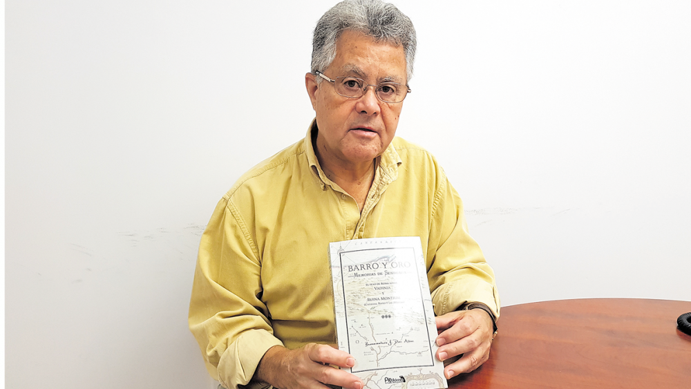 Buenaventura J. Díez Aláez en una imagen antigua junto a su publicación de 2018, ‘Barrio y Oro. Memorias de Senduara’. | L.N.C.