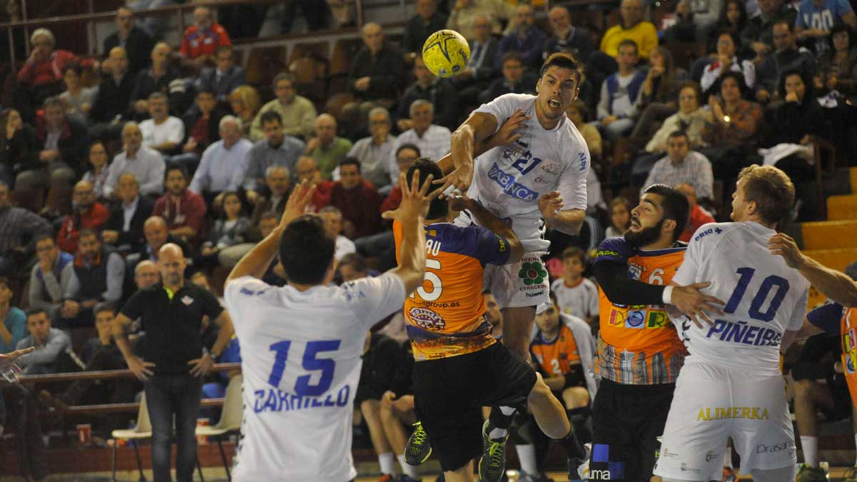 Mikel, que volverá hoy, busca en los seis metros a Carrillo en el partido de liga en el Palacio. | DANIEL MARTÍN Mikel, que volverá hoy, busca en los seis metros a Carrillo en el partido de liga en el Palacio. | DANIEL MARTÍN