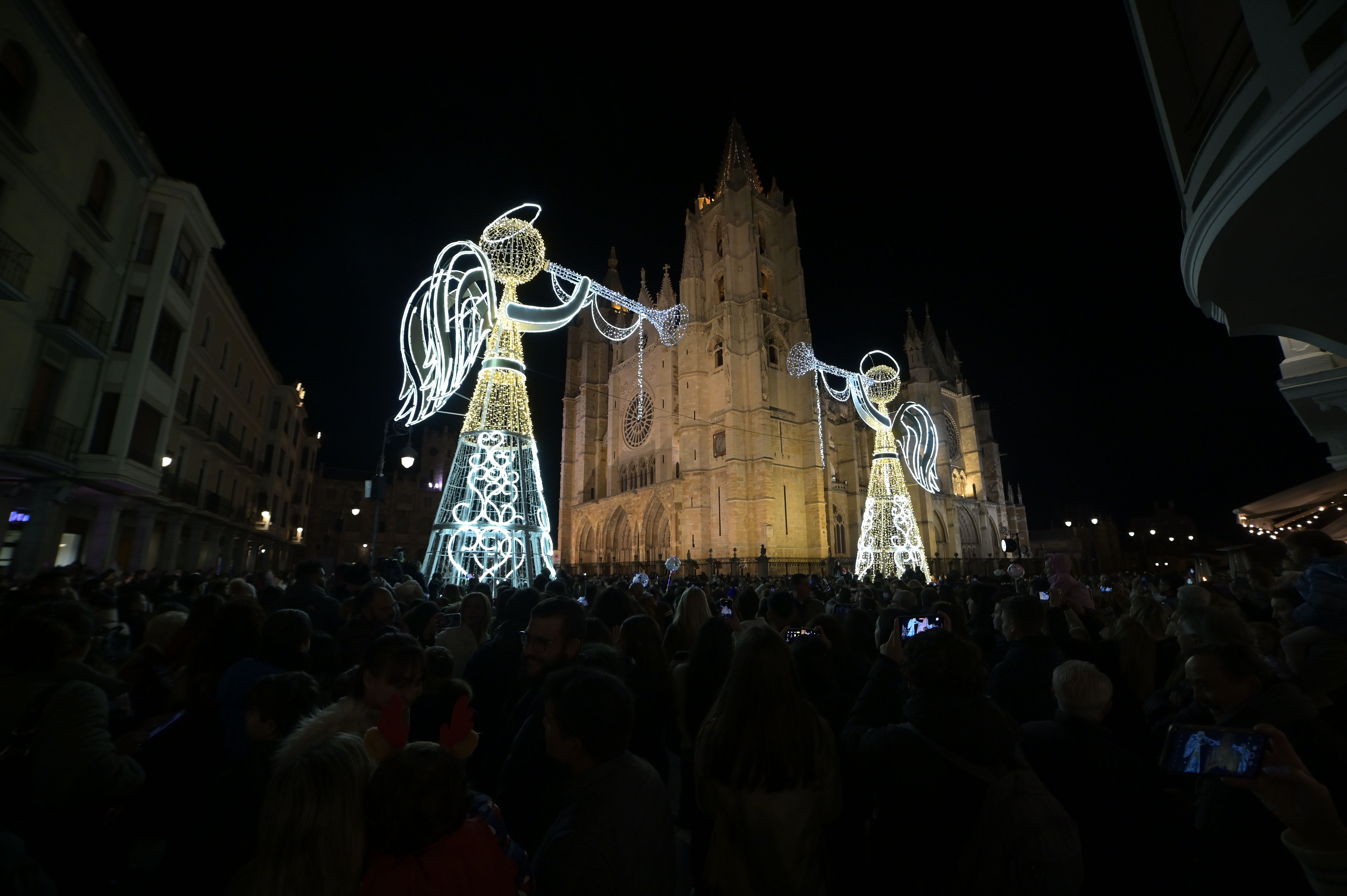 La Navidad ya ha llegado a León. | MAURICIO PEÑA