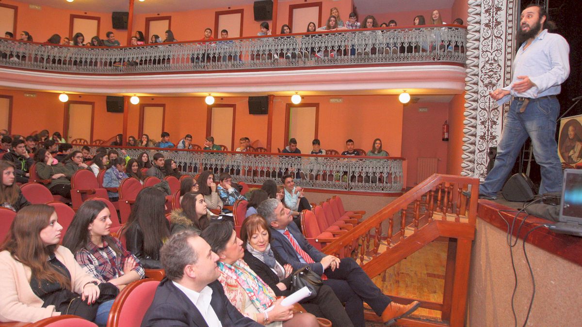 Imagen del acto de la pasada edición, con teatro, música y foros de debate en el coliseo Villafranquino. | Ical Imagen del acto de la pasada edición, con teatro, música y foros de debate en el coliseo Villafranquino. | Ical