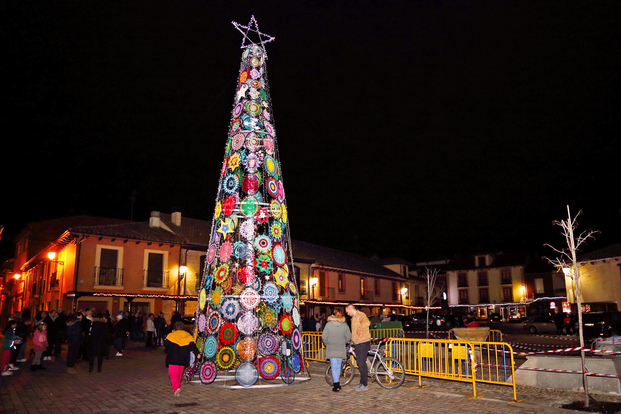 El arbol de ganchillo es el principal atractivo de la decoracion navideña. | ANTONIO GARCÍA CEBALLOS