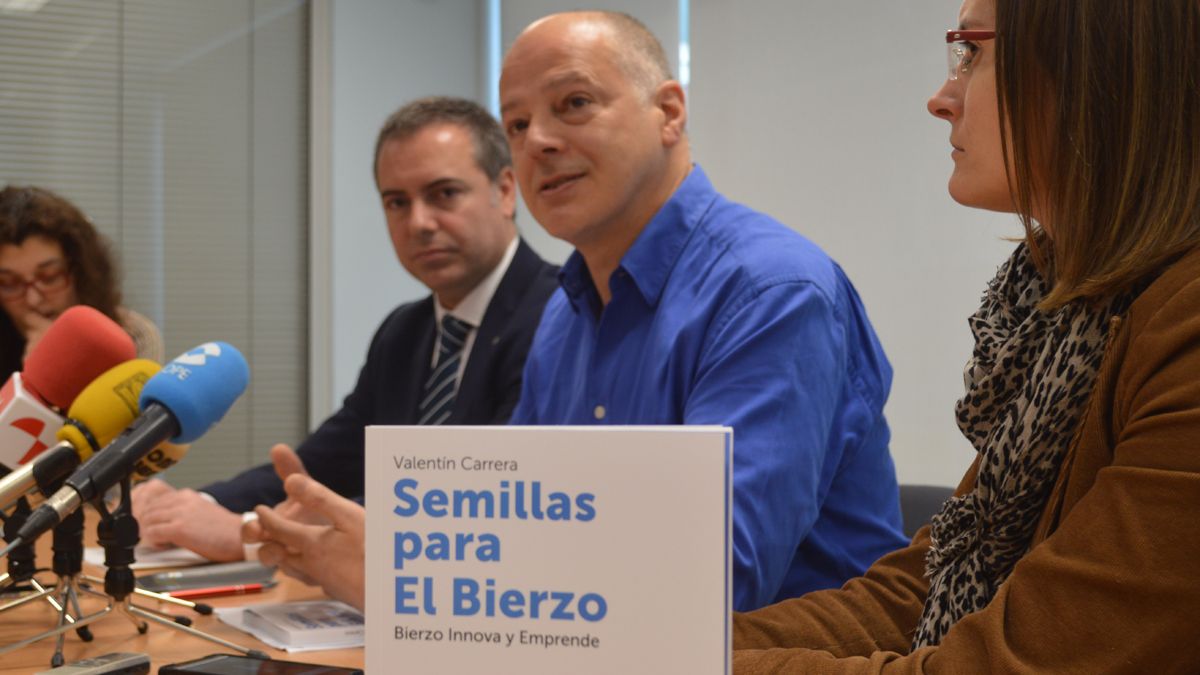 Carrera, en el centro, junto con los representantes de Abanca, que financia el proyecto. | D.M.