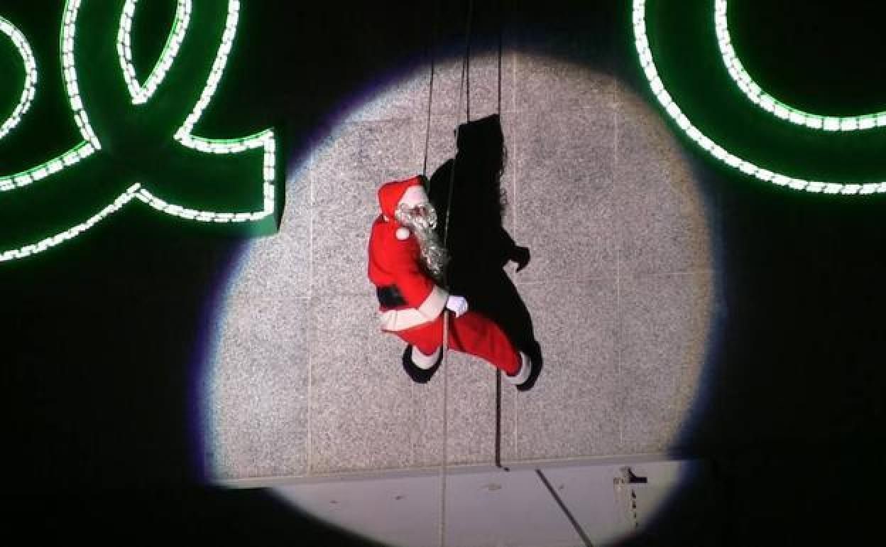 Papá Noel descenderá este domingo por la fachada de El Corte Inglés.