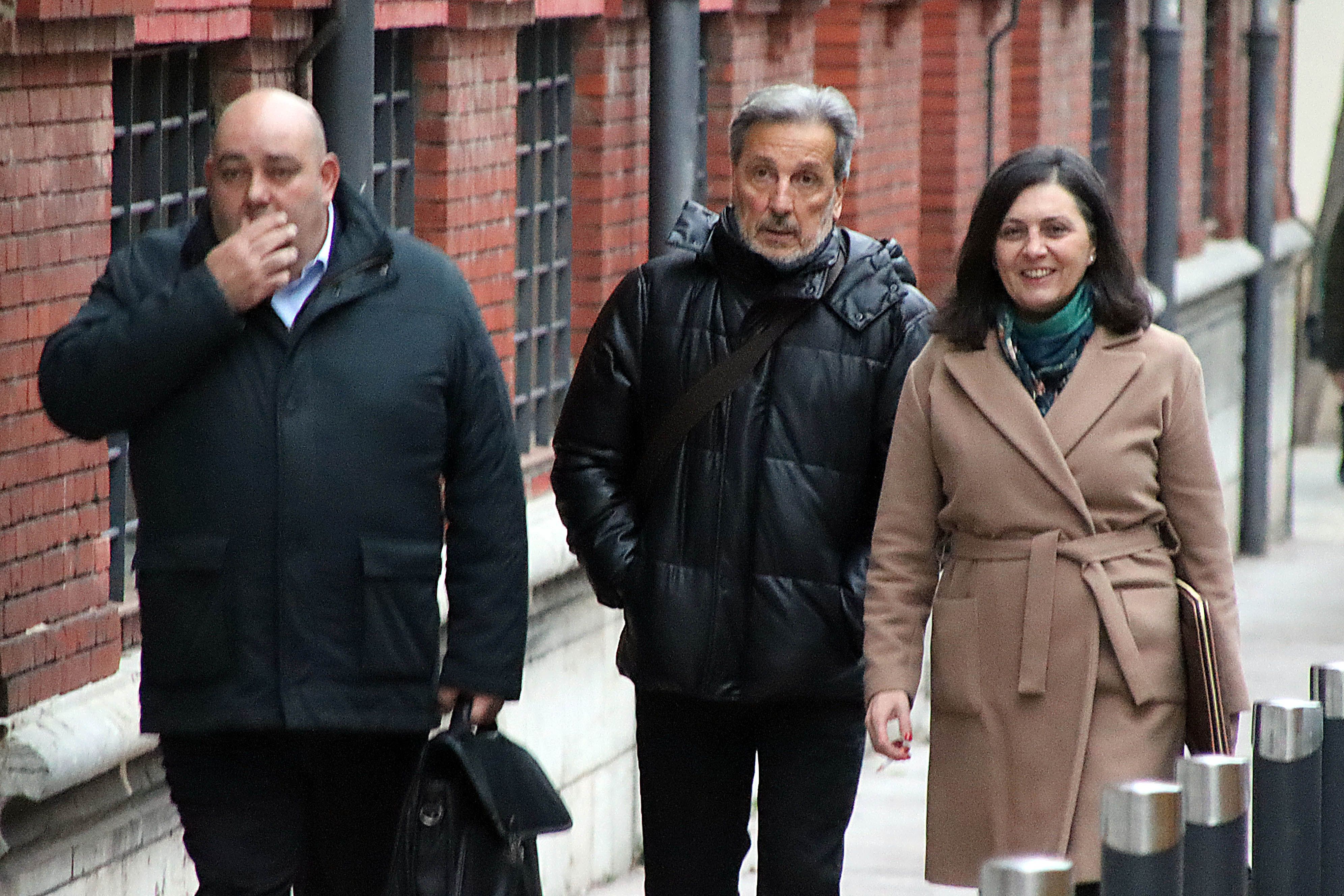 Muñoz entre sus abogados, a la entrada al juicio en el que se piden más de 18 meses de prisión para el ex político. | ICAL