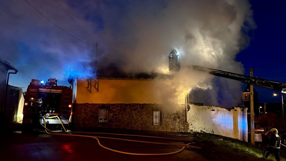 Incendio de una vivienda en Cea. | BOMBEROS AYTO, LEÓN