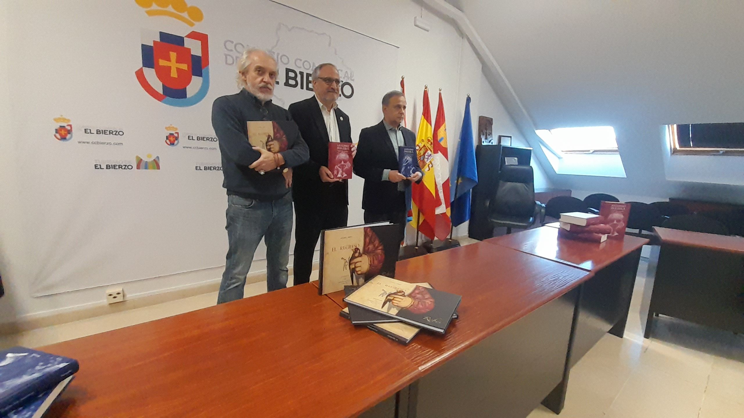 Presentación de la iniciativa de entregar el legado de Pereira a las bibliotecas bercianas. | MAR IGLESIAS