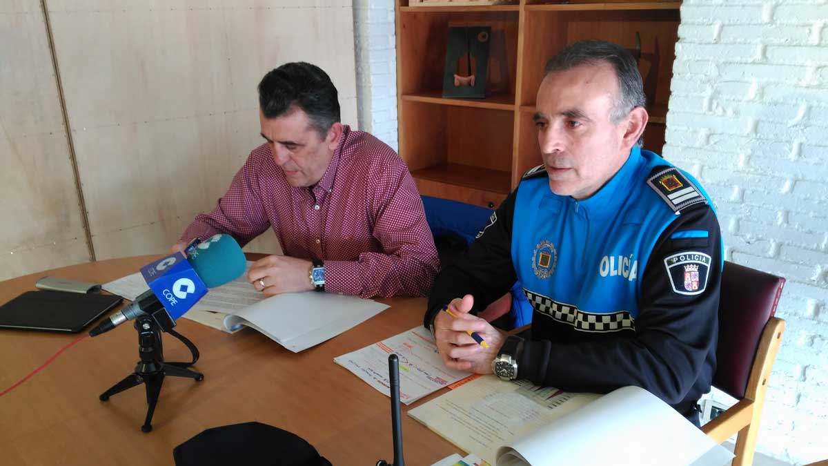 El concejal Ángel Iglesias y el jefe de la Policía Local Juan Carlos Rodríguez. | P.F.