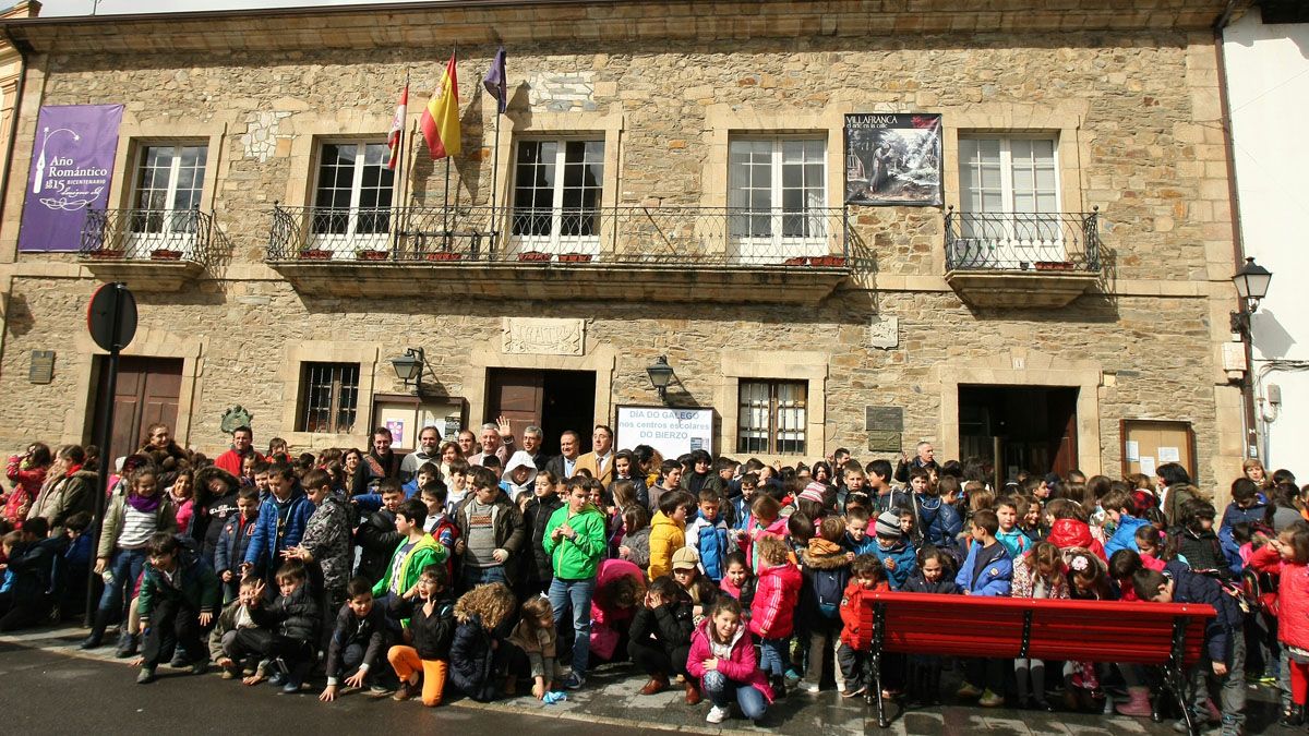 Alumnos de gallego de varios centros educativos del Bierzo, en la celebración de las Jornadas Sarmiento. | C. SÁNCHEZ (ICAL)
