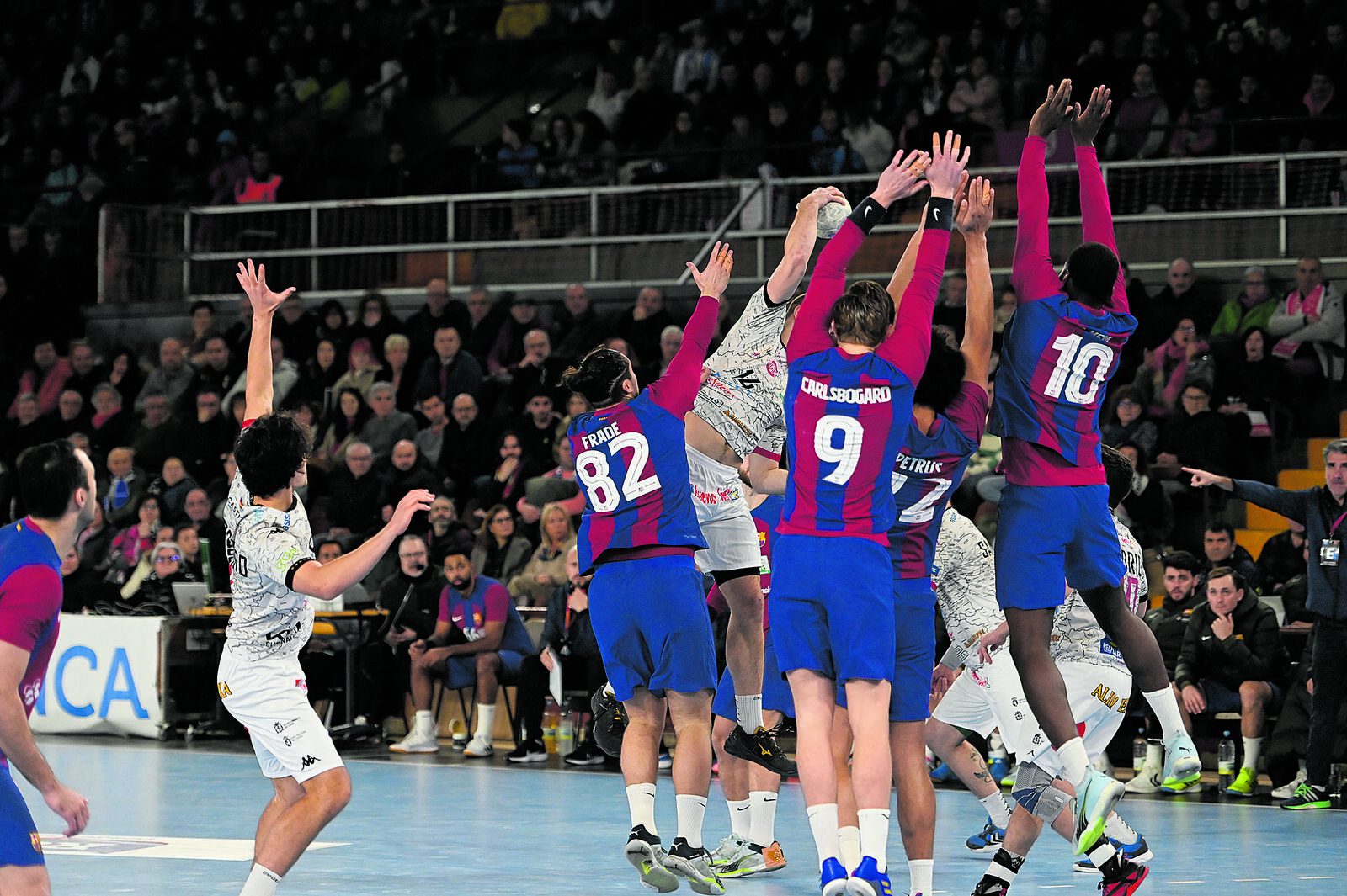 los clubes de Asobal se plantan ante la RFEBM. | SAÚL ARÉN