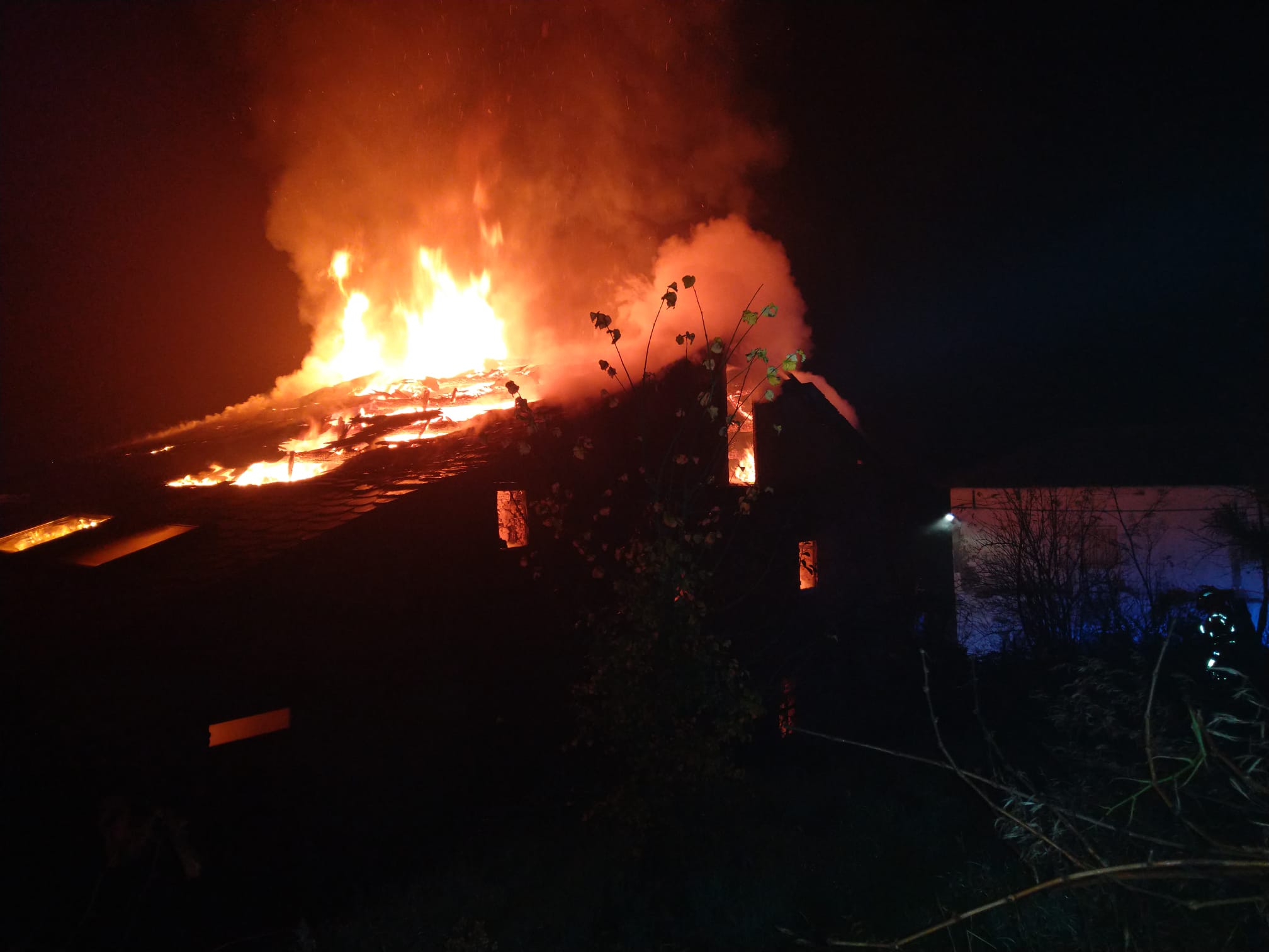 Incendio del albergue en pleno desarrollo. | BOMBEROS PONFERRADA