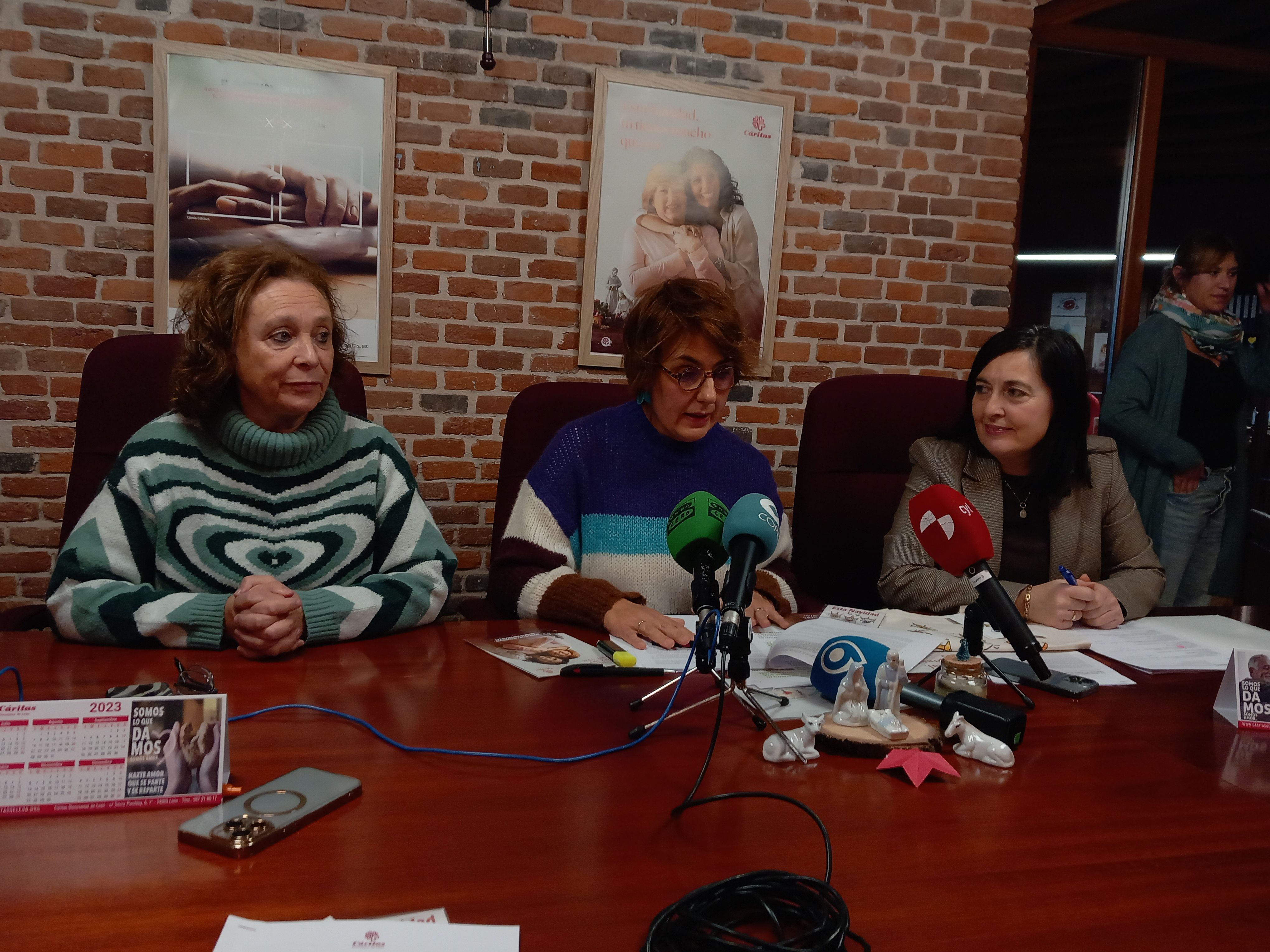 La directora de Cáritas de León, Aurora Baza, la responsable de comunicación, Cristina Fernández, y la gerente María Jesús Álvarez, presentan la campaña. | L.N.C.