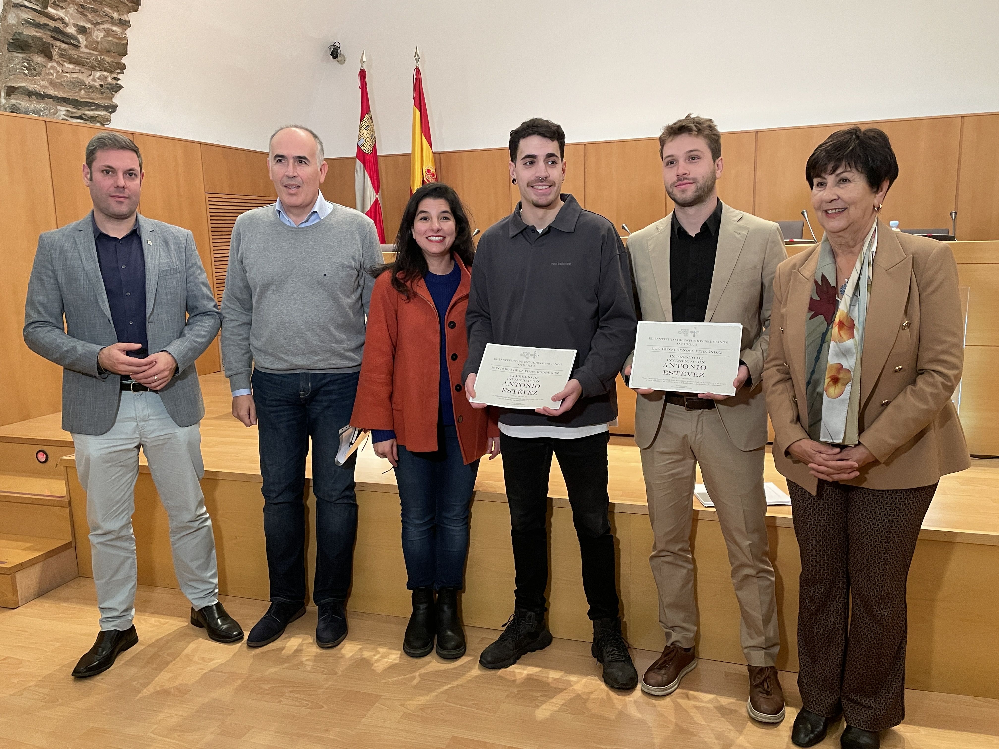 Entrega de los premios a los dos ganadores. | Javier Fernández