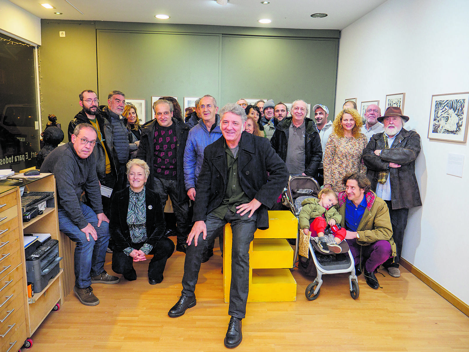 El poeta e ilustrador leonés estuvo muy bien arropado en la inauguración el pasado martes de ‘León de leyenda’ en la galería Espacio _ E. | VICENTE GARCÍA