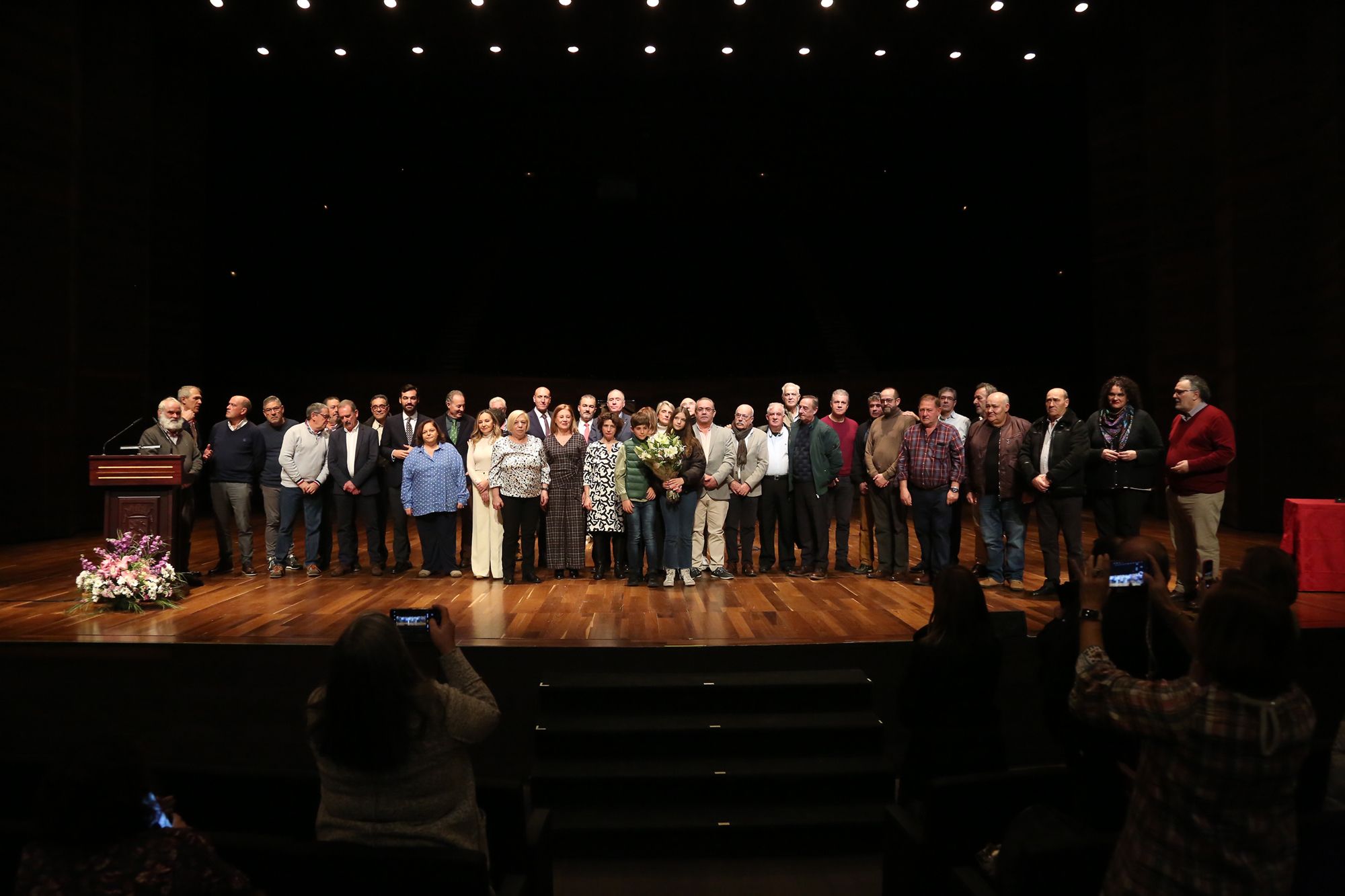 Foto de familia de los representantes del Ayuntamiento de León con los trabajadores que se han jubilado durante el año que está a punto de terminar. | L.N.C.
