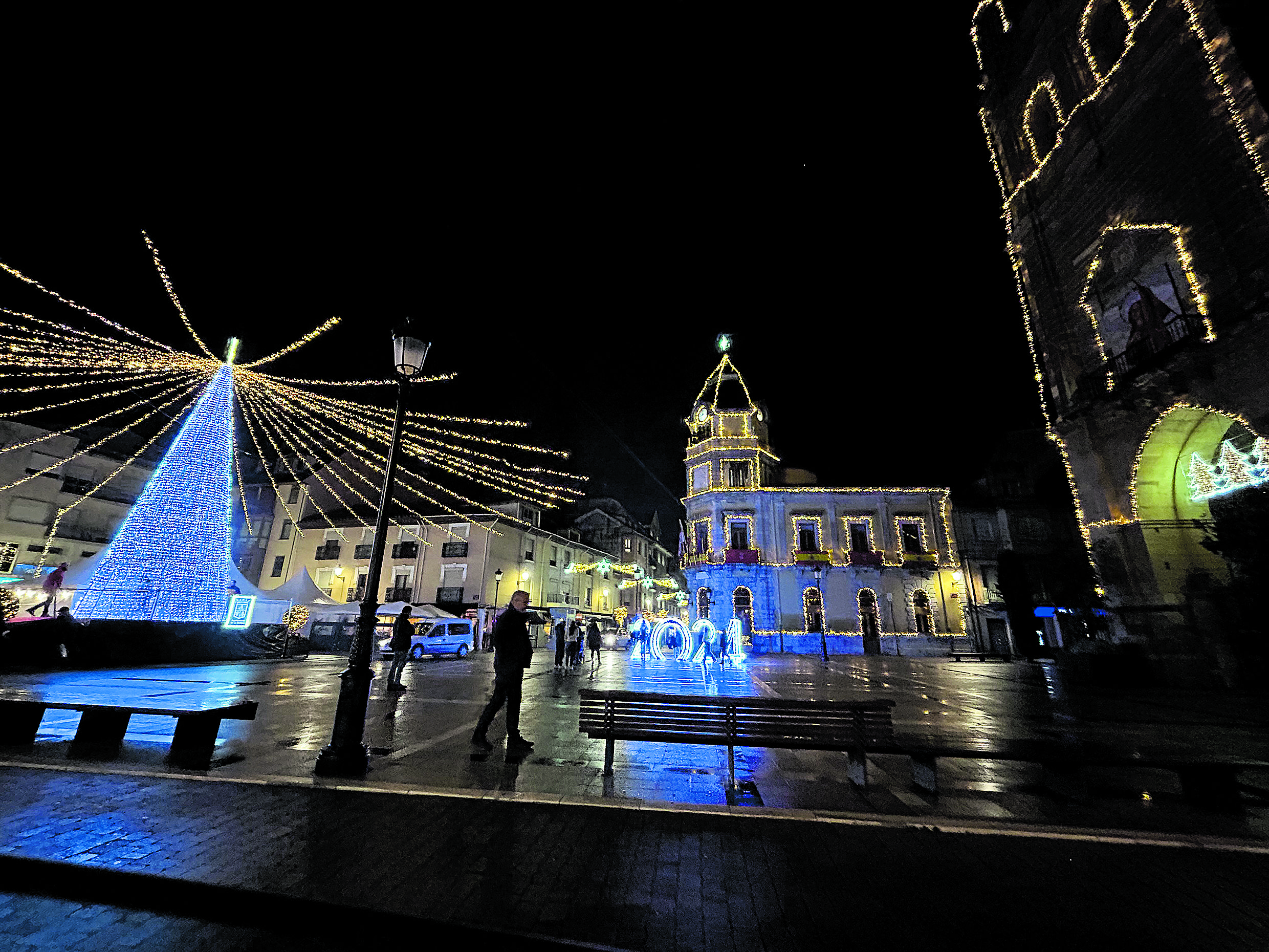 Las luces navideñas son uno de los atractivos que ofrece La Bañeza durante estas fiestas. | ABAJO
