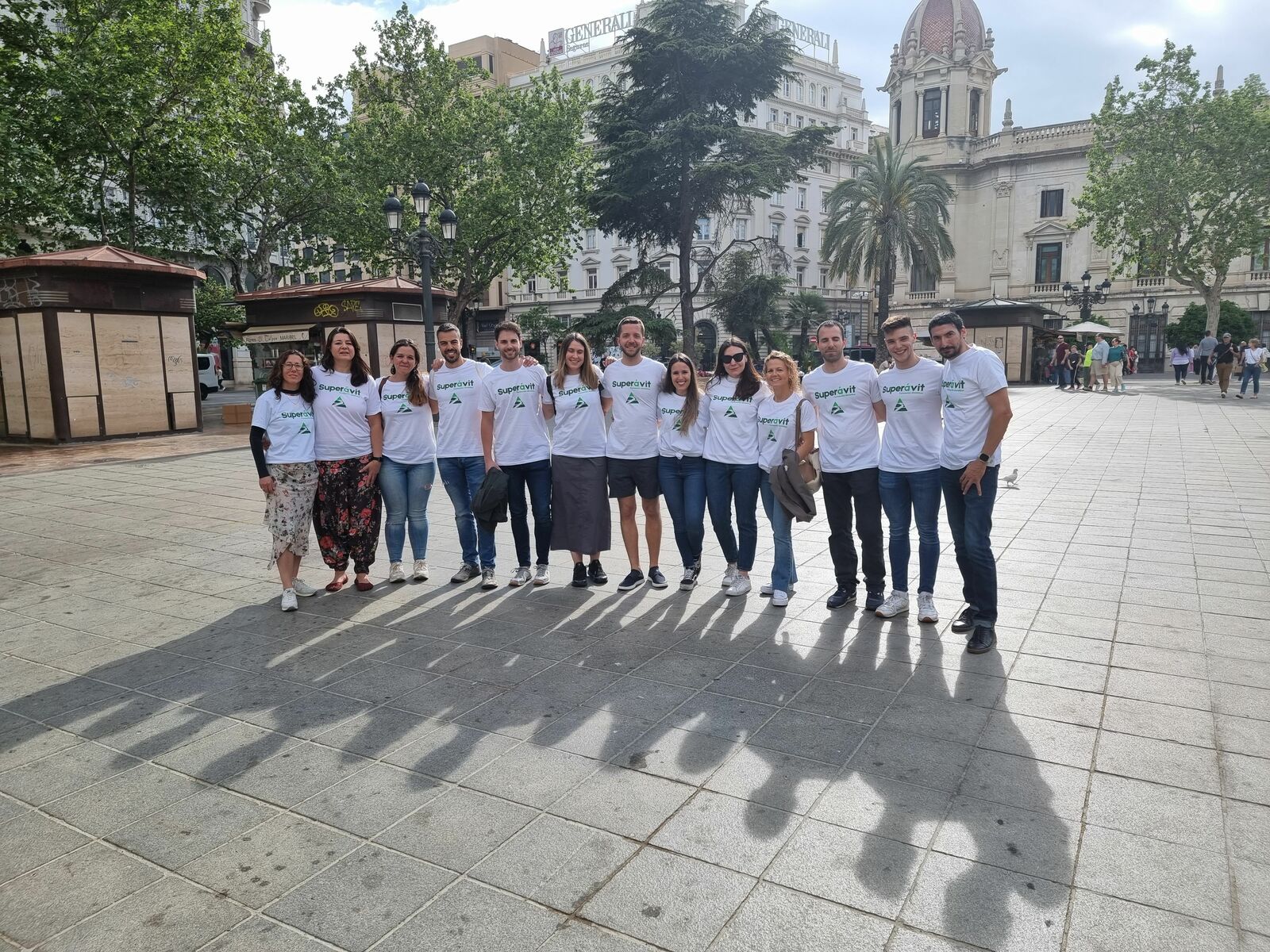 Carlos con sus alumnos de ‘Superávit Formación’ este año enValencia para realizar unas pruebas de Dietética. :: L.N.C.