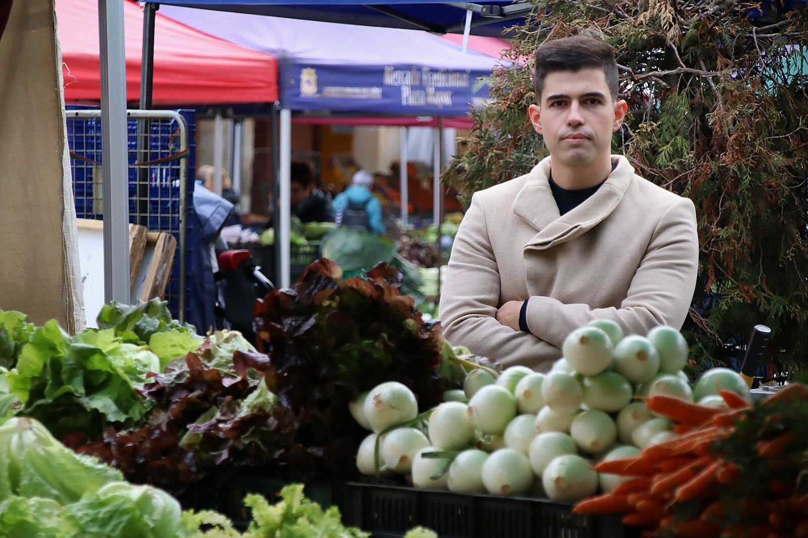 El cocinero leonés Sergio Alfaro en el mercado de la Plaza Mayor de León. | PEIO GARCÍA (ICAL)