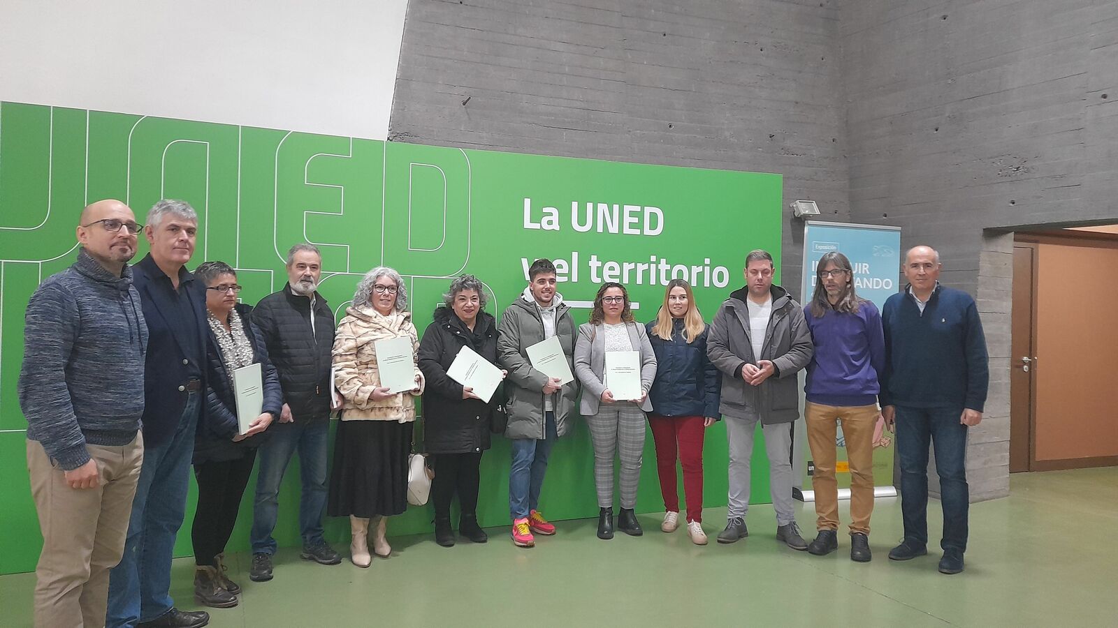 Entrega del catálogo a los seis pedáneos en la UNED. | MAR IGLESIAS