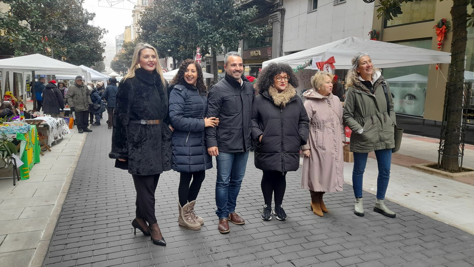 Ediles y comerciantes de La Puebla en el mercadillo que inició la actividad | MAR IGLESIAS