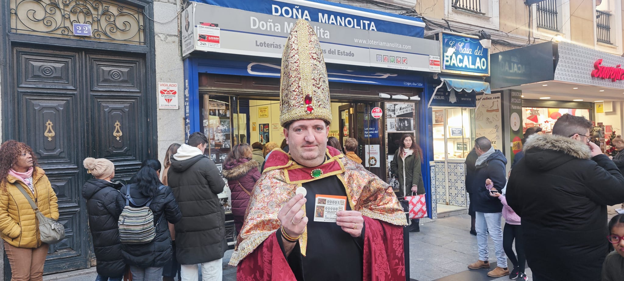 Juan López se transforma cada año en el 'obispo de la lotería' para asistir al sorteo extraordinario de Navidad. | L.N.C.
