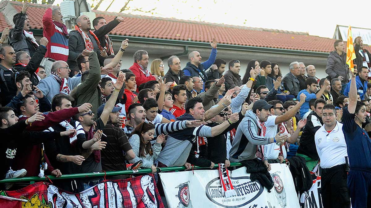 La afición de la Cultural, durante el derbi en Astorga. | DANIEL MARTIN