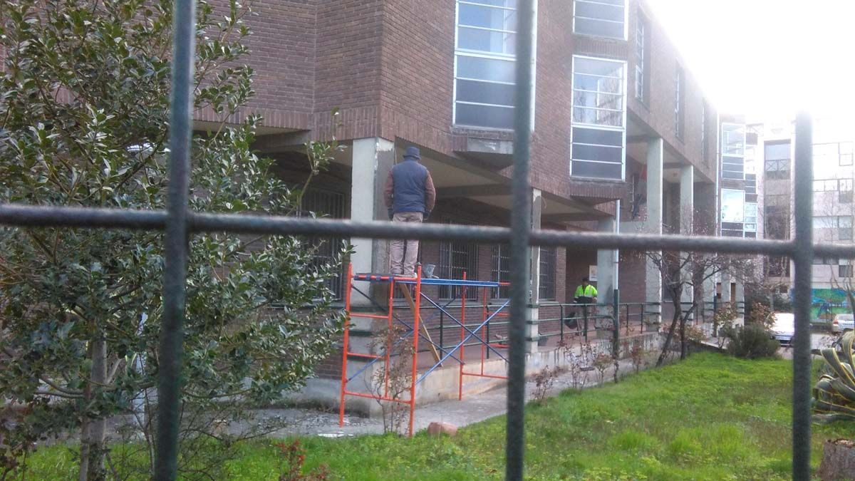 Trabajadores de la brigada de obras municipal, realizando reparaciones en la Escuela Hogar. | L.N.C.
